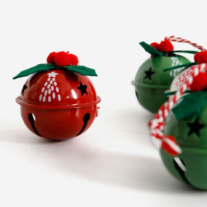 Poczuj magię Świąt! Oto 4 trendy 2025, dzięki którym Twój dom rozbłyśnie radosnym, świątecznym szczęściem