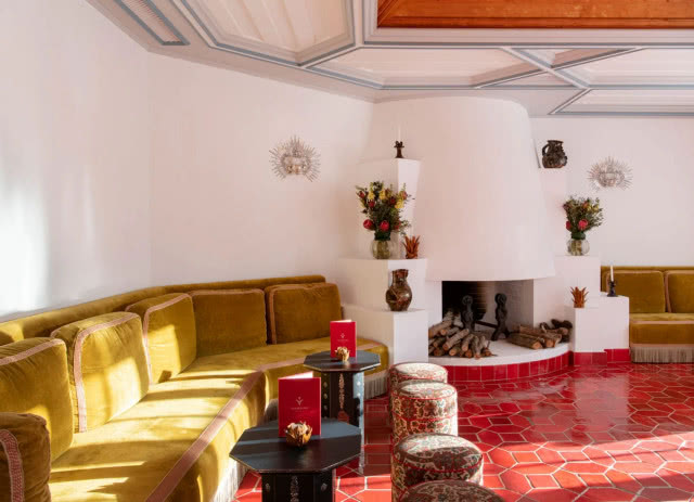 kanapa w foyer z czerwoną posadzką