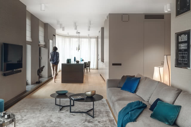 Niebieskie akcenty w beżowym wnętrzu