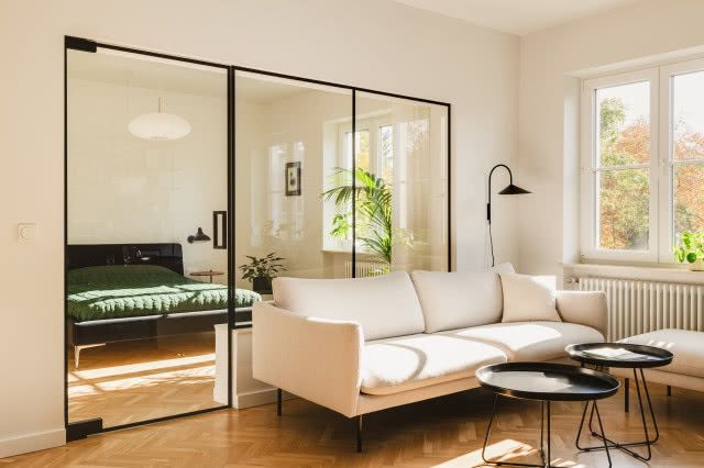 Jasne mieszkanie w odcieniach beżu i brązu