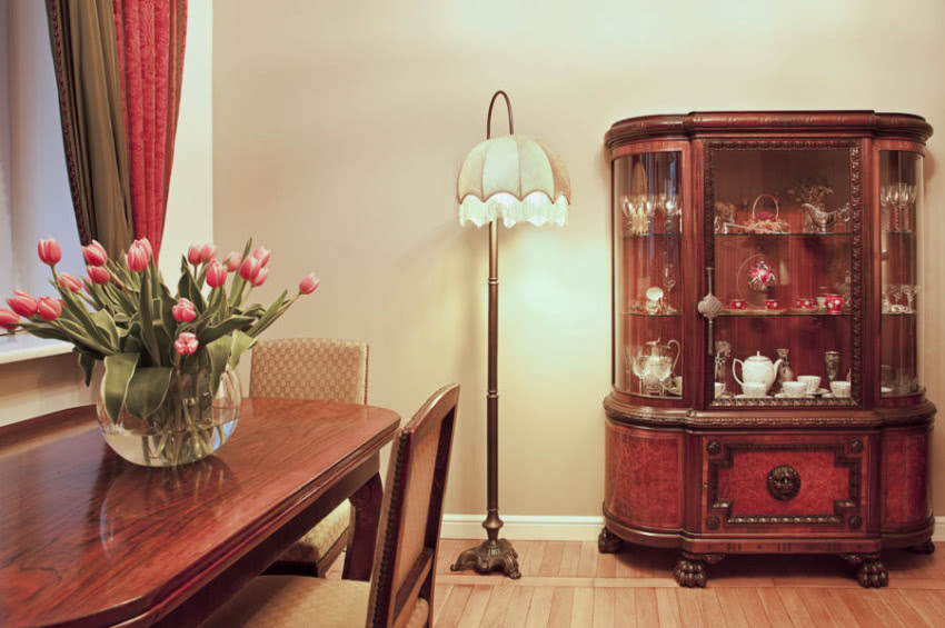 Rzeźbiona serwantka.