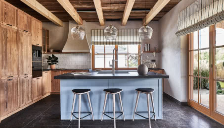 Drewniany dom w Łańcucie. Oddaje klimat górskiej chaty!