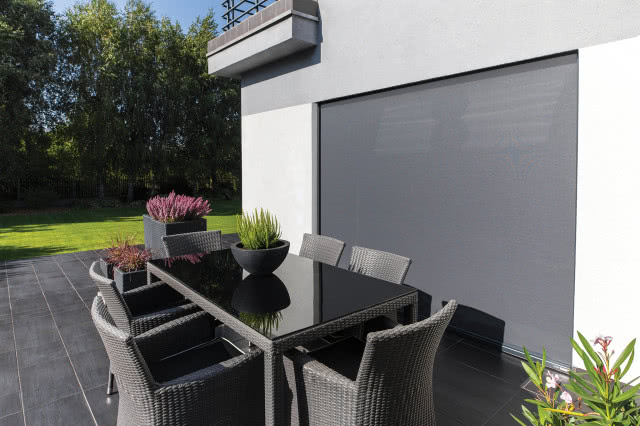 szare meble tarasowe, stół i krzesła, Markiza zewnętrzna, balkon, trawnik, wysokie drzewa liściaste