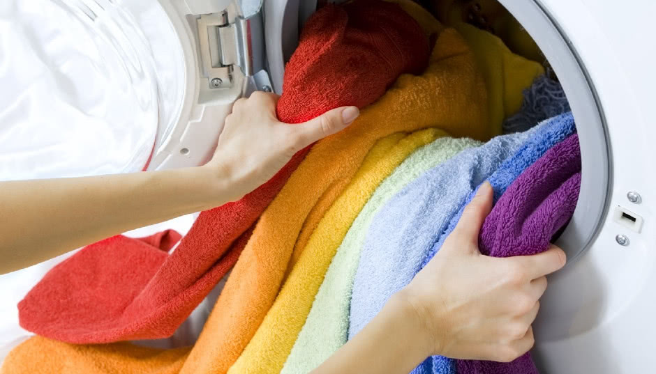 Jak prać białe ubrania z kolorowymi, by nie uległy przebarwieniom?