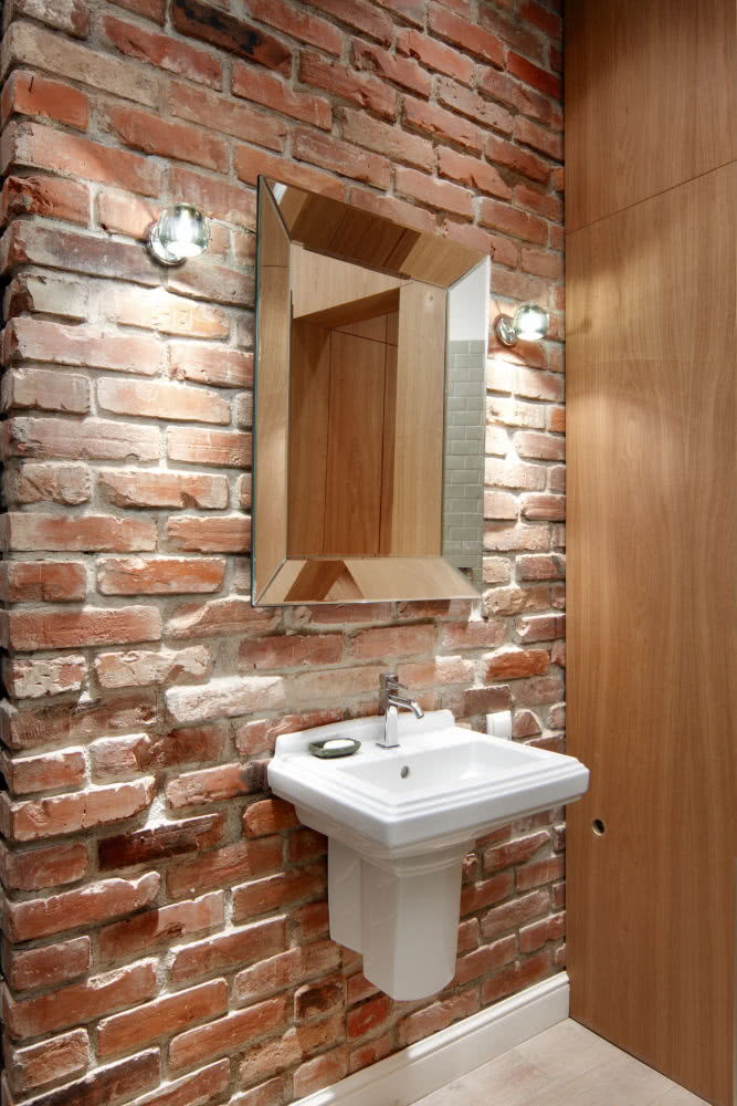 Ściana z cegły w łazience.