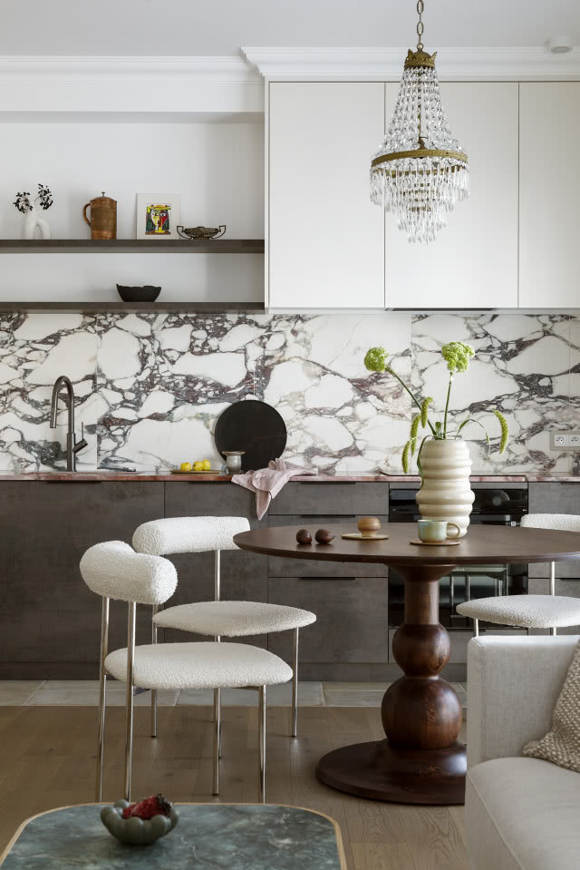 Biała kuchnia z marmurem