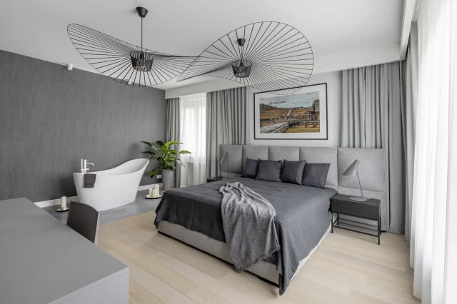 Szara sypialnia z wanną