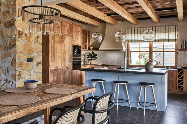 niebieska wyspa kuchenna z drewnem