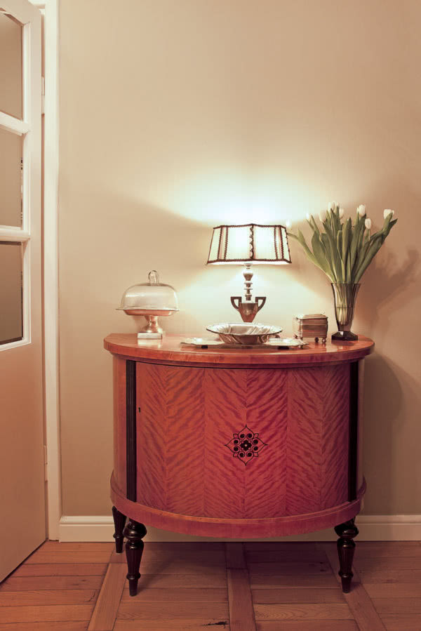 Fornirowana komoda z intarsją.