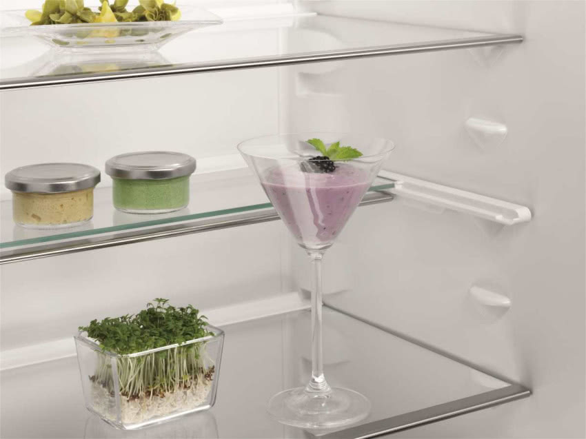 Składana półka pozwala wstawić do lodówki wyższe...