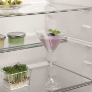 Składana półka pozwala wstawić do lodówki wyższe...