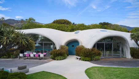 Do budowy tego domu wykorzystano ciśnienie powietrza! Rezydencja przypomina rzeźbę