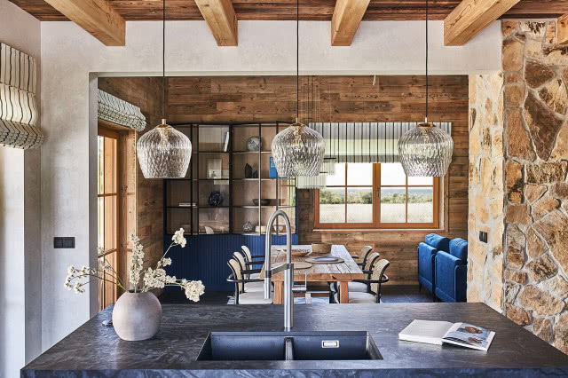 Szklane lampy wiszące nad wyspą kuchenną