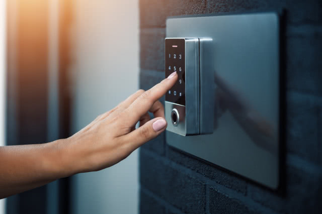 ręka przyciskająca domofon