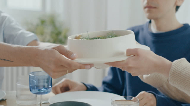 Zastawa do dzielenia się jedzeniem, projekt: Sara Francuz, Akademia Sztuk Pięknych w Warszawie
lodzdesign.com/makeme/katalog/share-zastawa-do-dzielenia-sie-jedzeniem