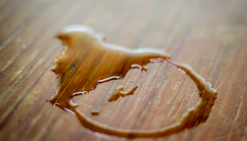 Okrągłe ślady po mokrych szklankach szpecą drewniany stół? Posyp je tym, a znikną na zawsze