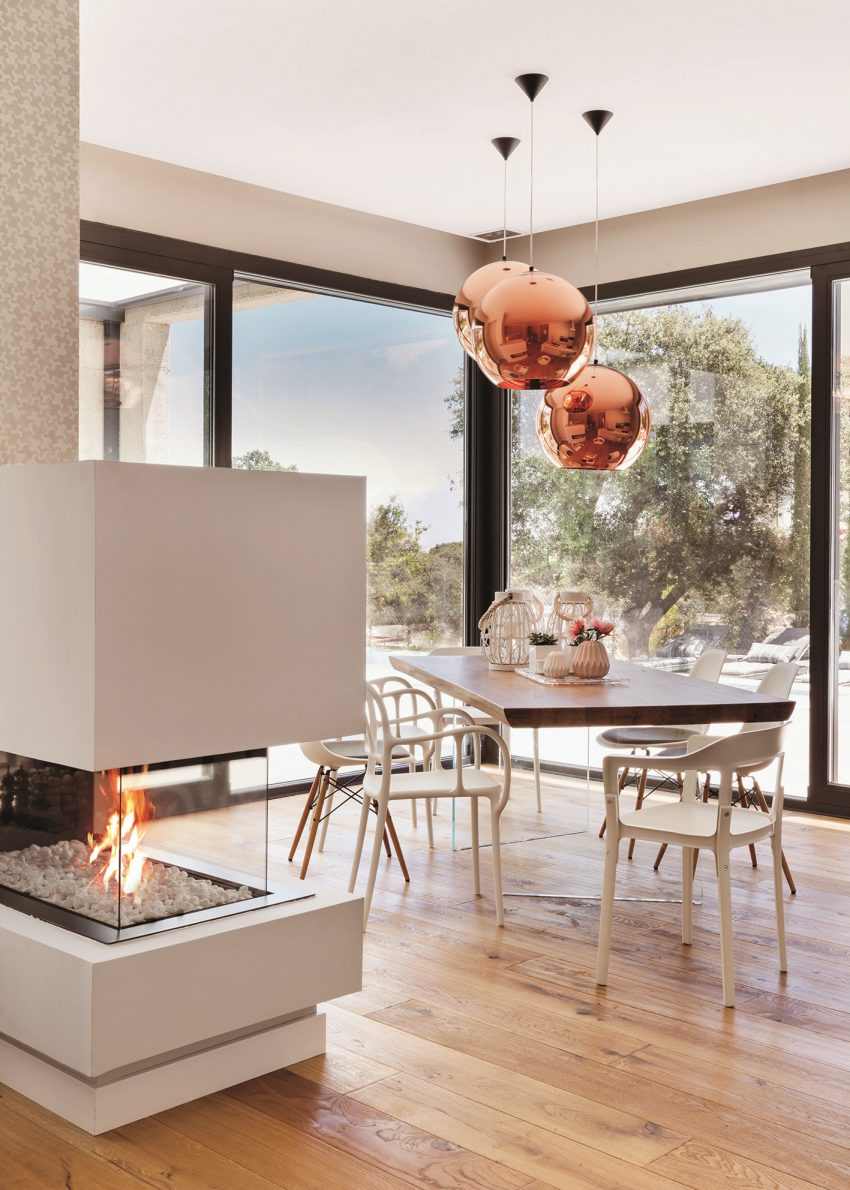 W jadalni centralne miejsce zajmuje stół z...