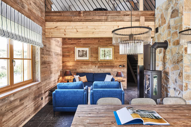 Niebieska kanapa w rustykalnym salonie