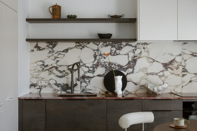 Biała kuchnia z marmurem i frontami imitującymi blachę