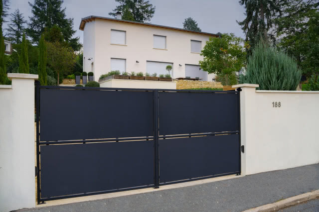 zamknięta brama wjazdowa do domu