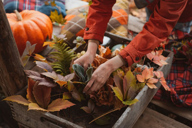 jesienna dekoracja w drewnianej skrzyni