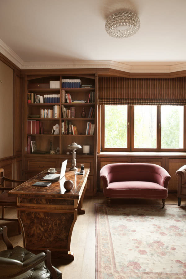 Gabinet w stylu staroangielskim. Boazerię i...