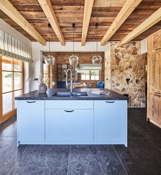 Rustykalna kuchnia w drewnie i kamieniu