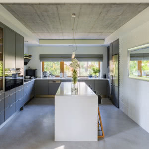 Jak wybrać właściwe oświetlenie dla wyspy w kuchni?