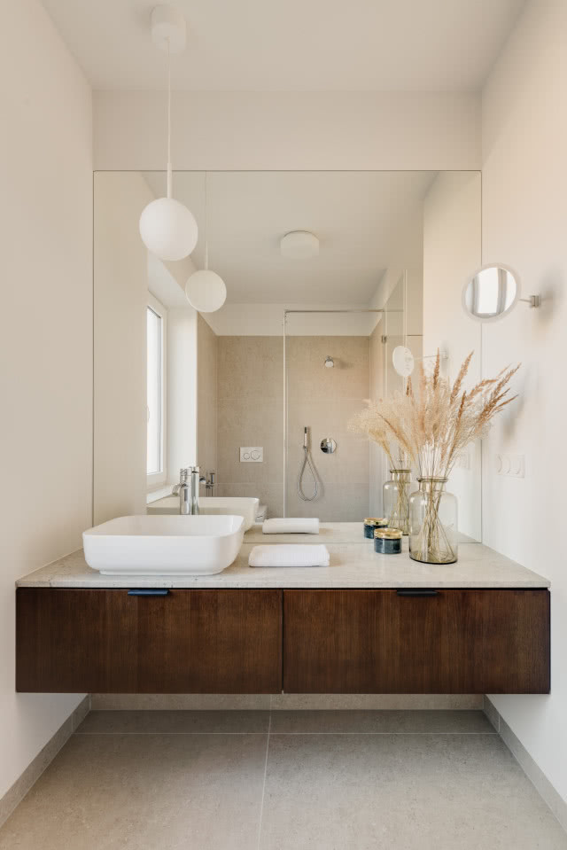 Jasne mieszkanie w odcieniach beżu i brązu