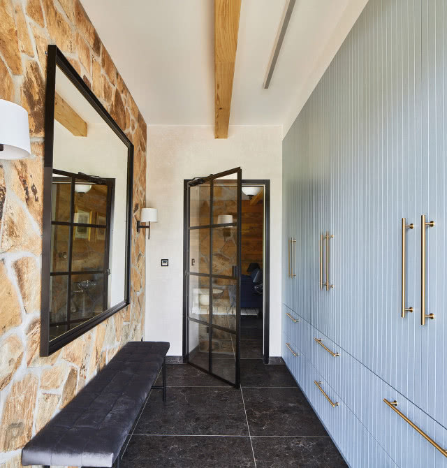 błękitna zabudowa w przedpokoju