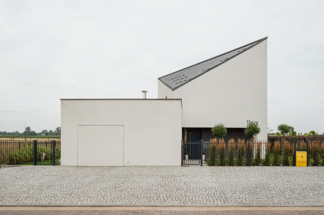 widok na garaż i fragment domu