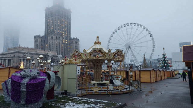 widok na stoiska w tle diabelski młyn i PKiN