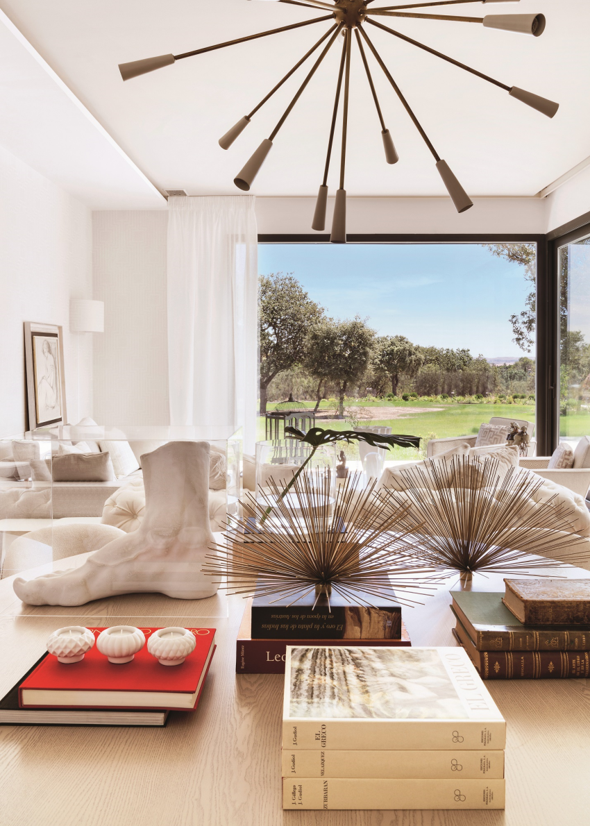 Nad stołem w dużym salonie...