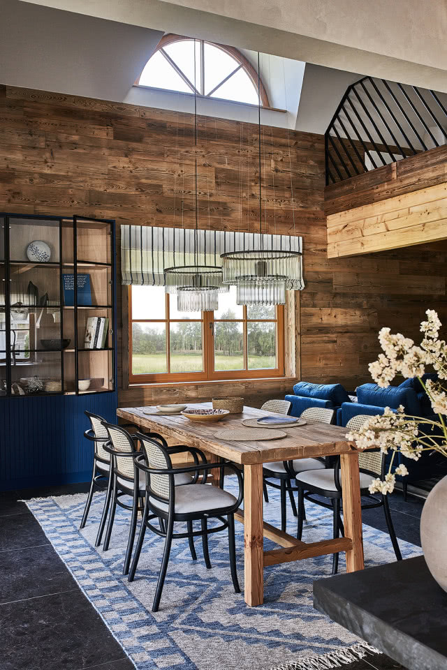 Ściana z desek w jadalni