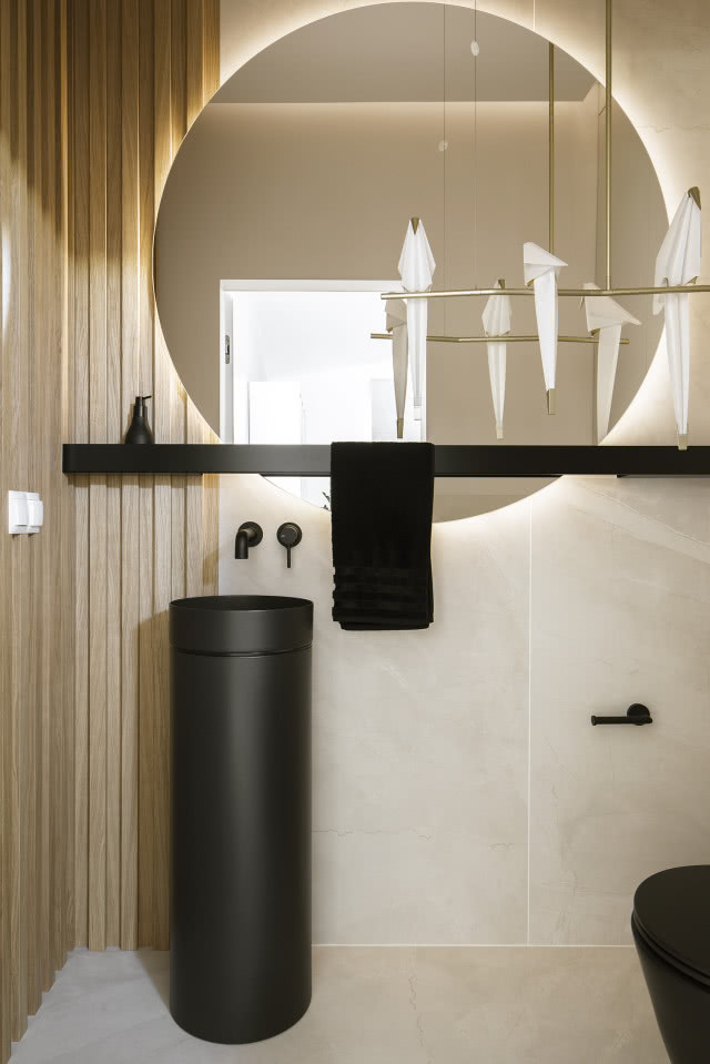 Beżowa łazienka z czarną armaturą