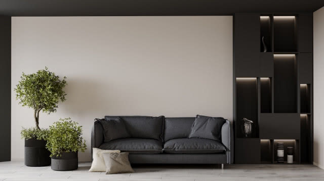 czarny sufit w salonie