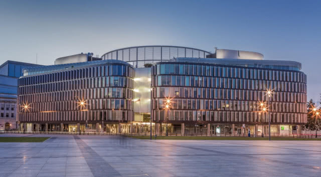 widok na oświetlony budynek