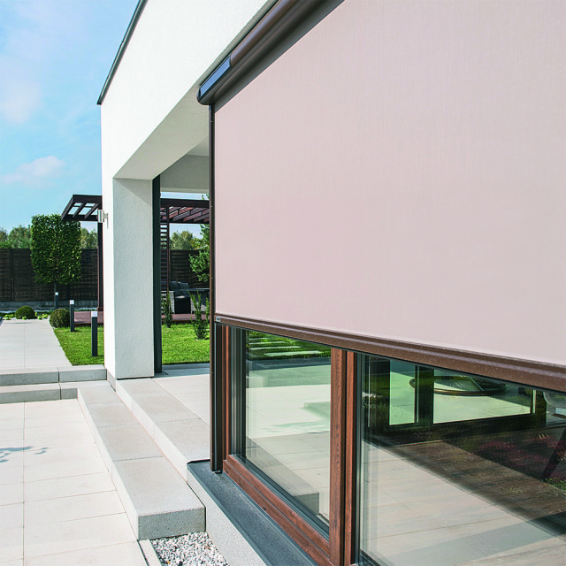 roleta w oknie zewnętrzna wpółotwarta