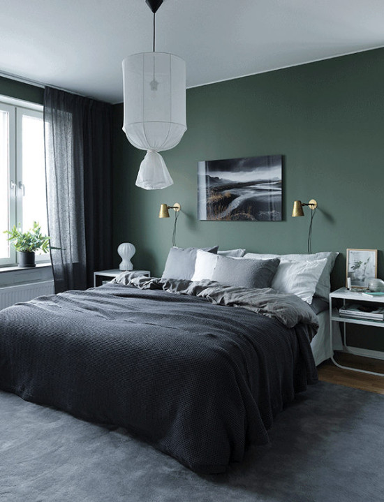 Ekskluzywna sypialnia ze ścianą w kolorze butelkowej zieleni