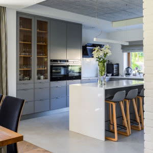 Jak wybrać właściwe oświetlenie dla wyspy w kuchni?