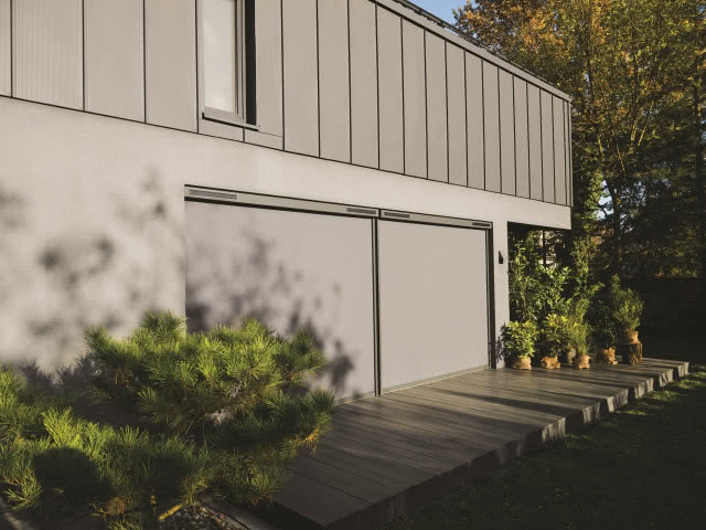 dom z zamkniętymi roletami