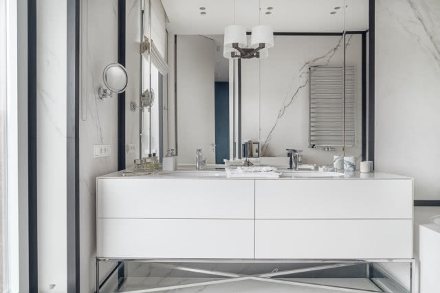 Biała łazienka w marmurze