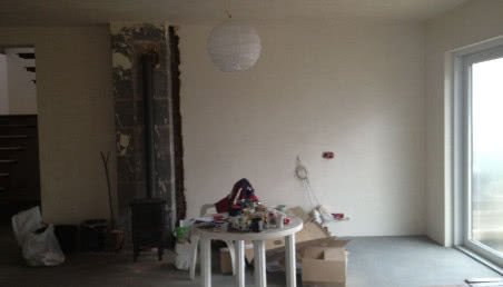 Nowoczesny kominek w salonie