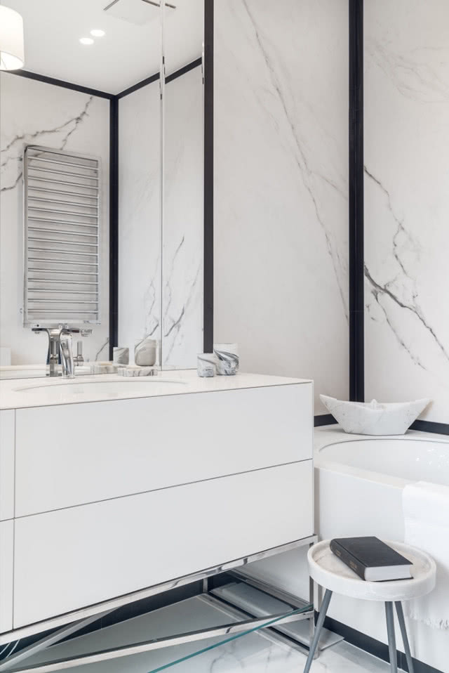 Biała łazienka w marmurze