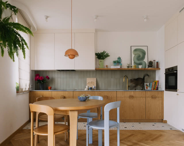 pastelowe kolory w kuchni z jadalnią