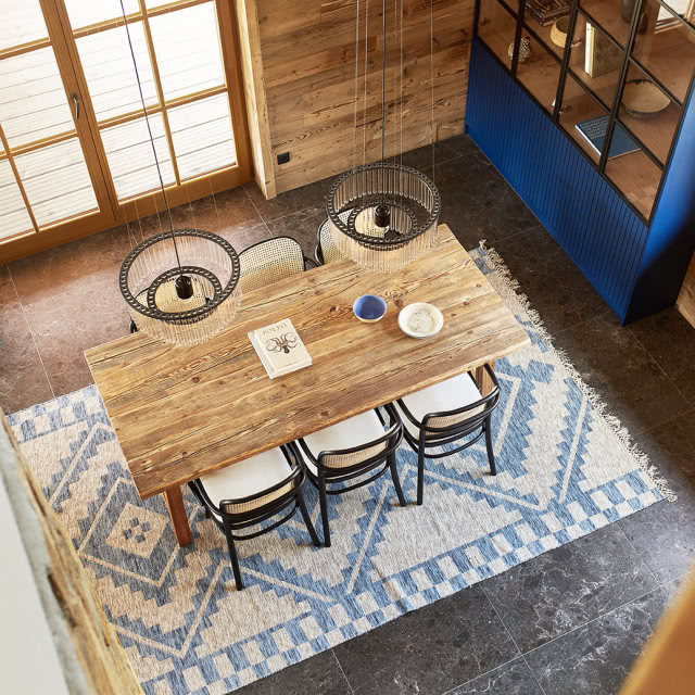 Widok z antresoli na salon