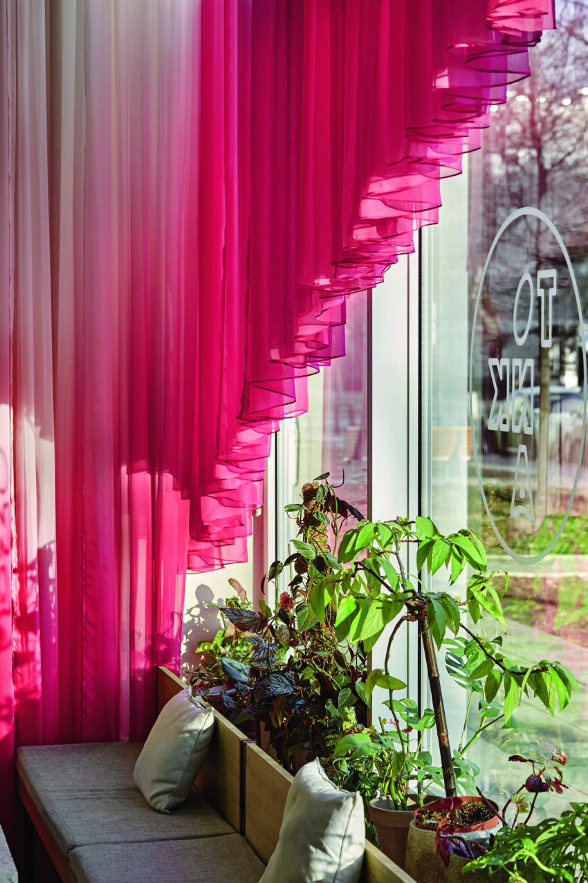 Zasłona projektu Joanny Hawrot dla cukierni Tonka