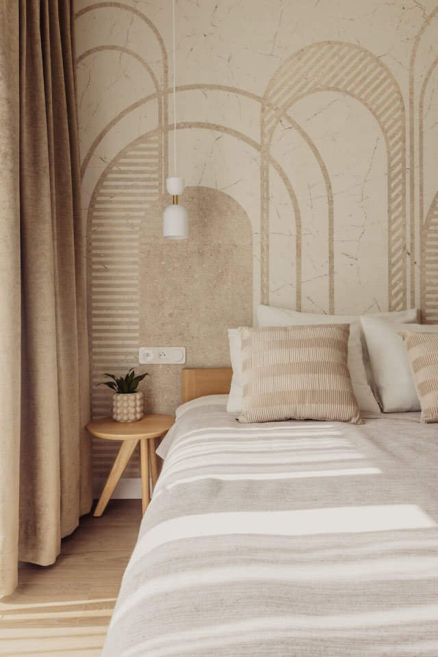 tapeta w sypialni elegancka beżowa łuki