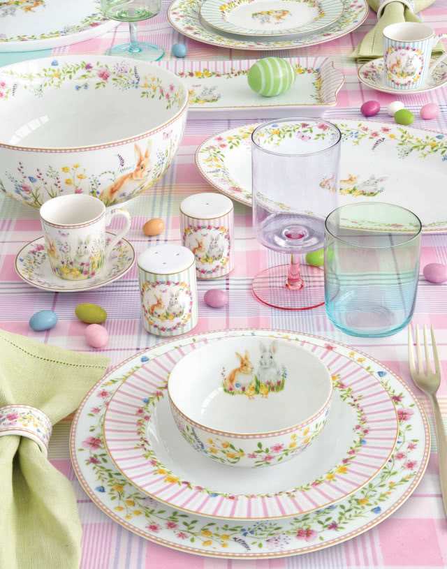 stół na Wielkanoc z pastelowymi naczyniami