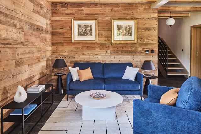 Ściana z desek w salonie